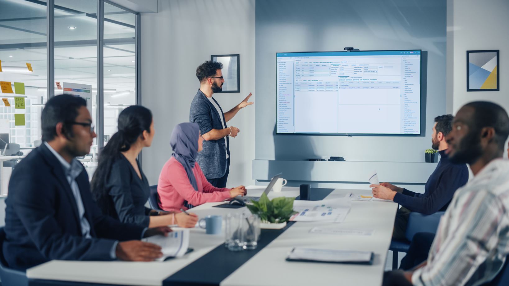 Ein Geschäftsexperte zeigt eine Demo der STARLIMS-Informatikplattform.


