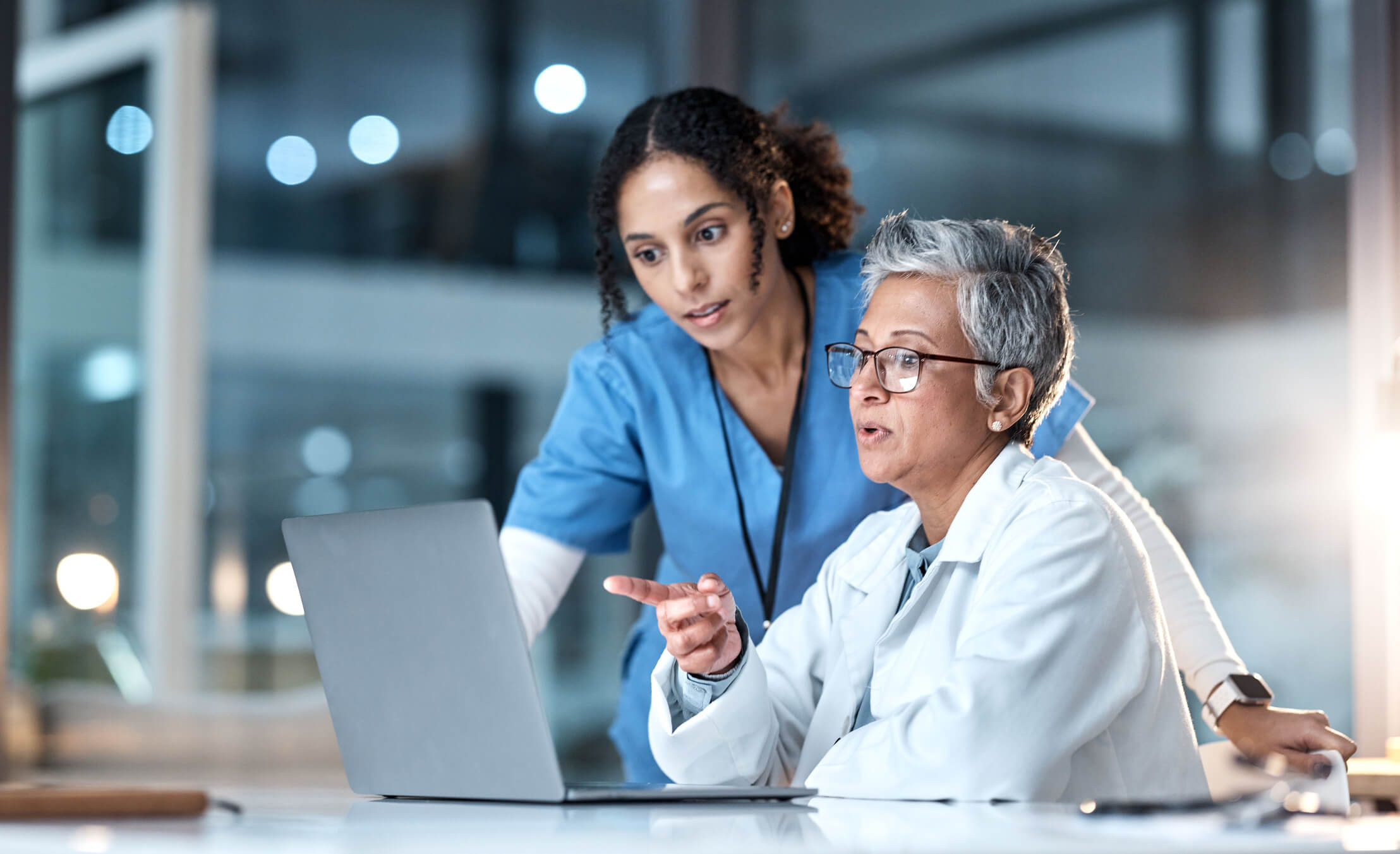 Zwei Laborpersonalmitglieder überprüfen das Labor-Informations-Management-System (LIMS) für die öffentliche Gesundheit von STARLIMS.