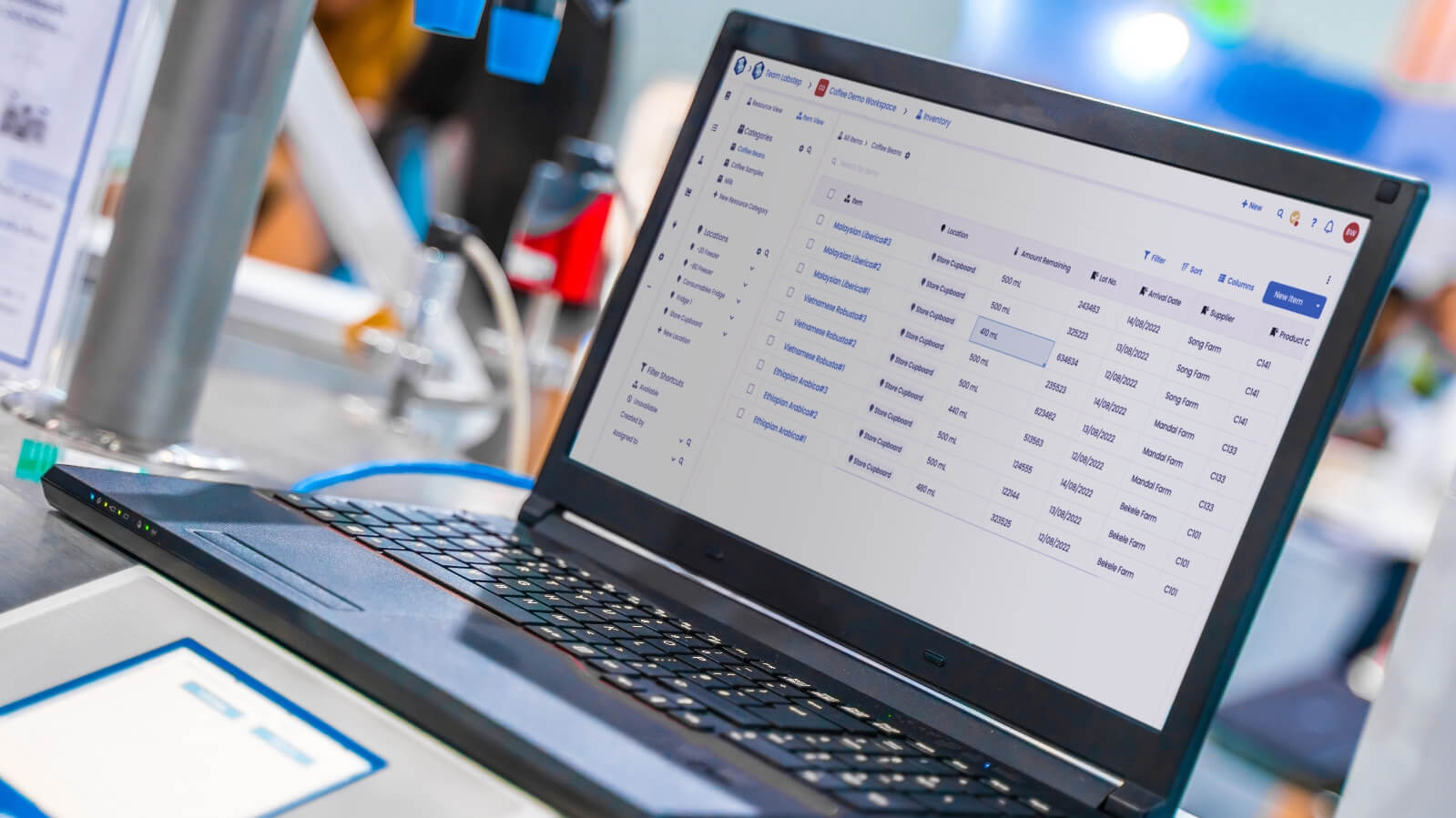 Ein Laptop-Computer zeigt das moderne, intuitive elektronische laborjournal von Labstep, einem Unternehmen von STARLIMS