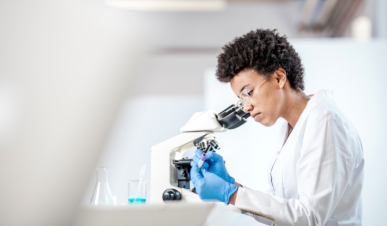 Young scientist working in the laboratory with clinical lab informatics software