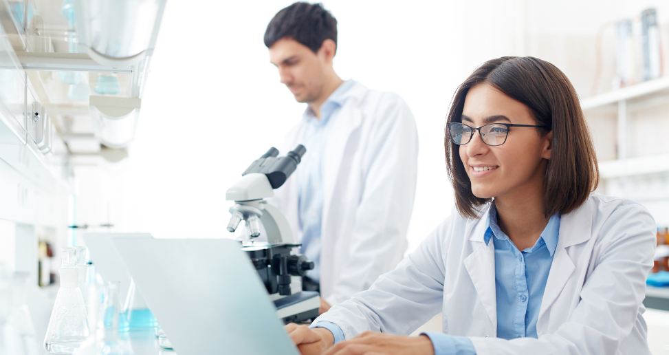 Woman uses LIMS and electronic lab notebook systems in the laboratory.